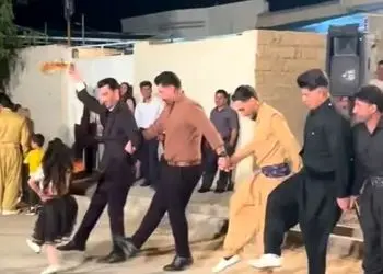 فیلم آواز محلی /  رقص ایلامی دختر بچه با بزرگترا که ذره ای کم نیاورد ...