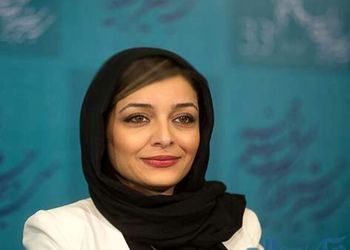 نگاهی به دکوراسیون لوکس خانه ساره بیات / از گلدان زیبای گل های آفتاب‌گردان تا قاب های خاص و منحصر بفرد