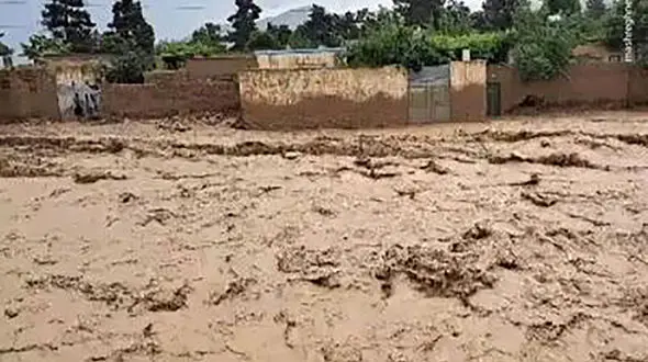 فیلم جاری شدن سیلاب در بغلان که جان ۶۰ نفر را گرفت