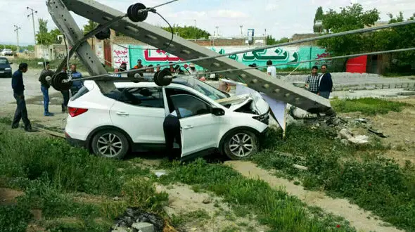 سانتافه تیر بتونی چراغ برق را از جا کند +عکس