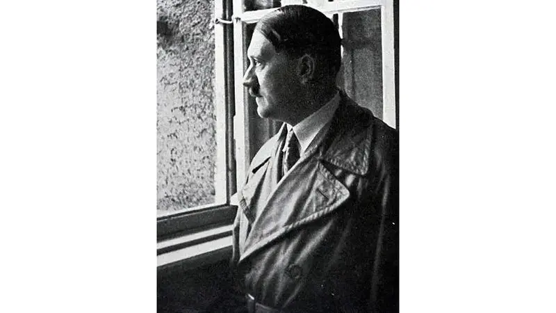 عکس آدولف هیتلر در زندان لاندسبرگ؛ رازهای ناگفته سال 1301