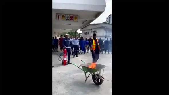 فیلم گاف عجیب آتش‌نشانان در کلاس آموزشی / آتش خاموش نمی شد! 