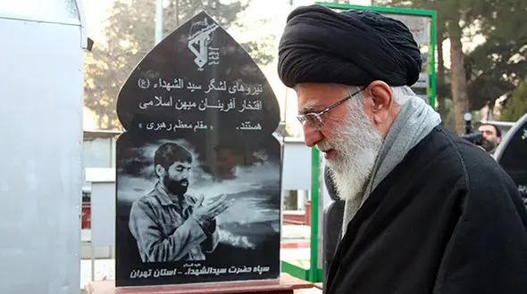 حضور رهبر انقلاب بر مزار دو شهید سرنگونی هواپیمای اوکراینی ! + عکس