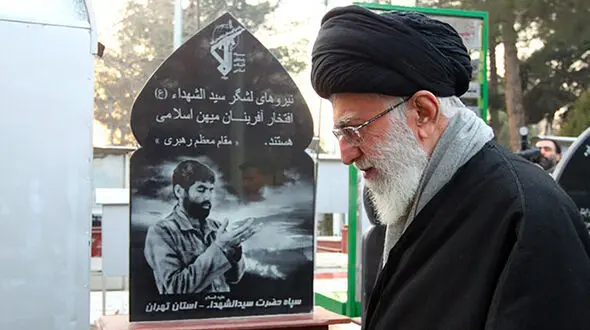حضور رهبر انقلاب بر مزار دو شهید سرنگونی هواپیمای اوکراینی ! + عکس