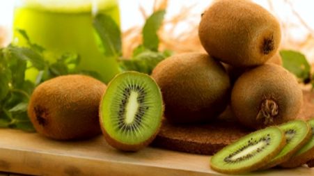 کیوی و درمان یبوست؛ چقدر بخوریم؟
