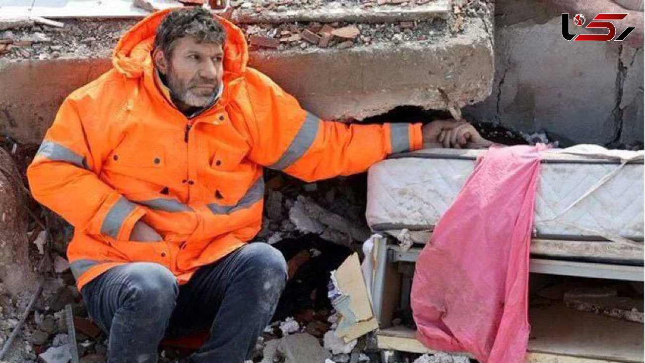 پدری چسبیده به جنازه دخترش زیر آوار ! / این عکس زلزله ترکیه  جهانی شد ! / حتما گریه می کنید