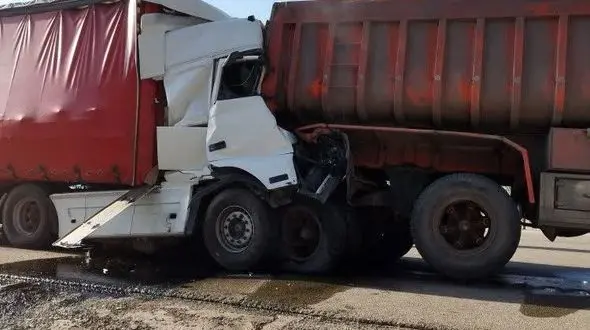 عکس تصادف شدید 2 تریلی در اتوبان پیامبر اعظم (ص) تبریز / راننده کشته شد