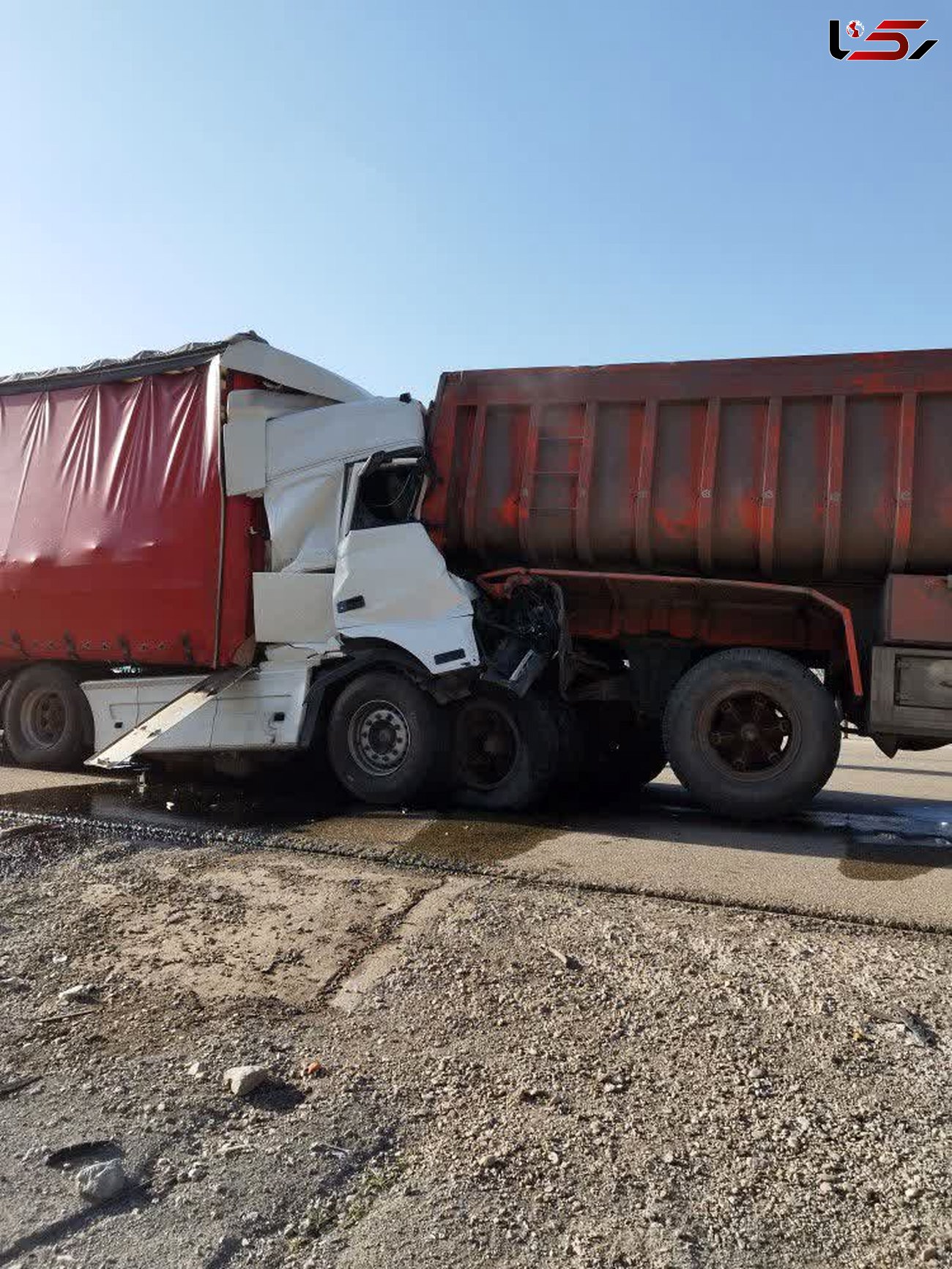 عکس تصادف شدید 2 تریلی در اتوبان پیامبر اعظم (ص) تبریز / راننده کشته شد