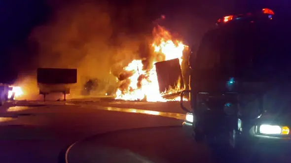 آتش سوزی هولناک در پایانه بار شهرک صنعتی اشترجان + عکس و فیلم