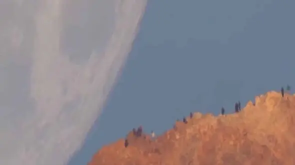 فیلم لحظه دیدن ماه پشت یک کوه آتشفشانی 