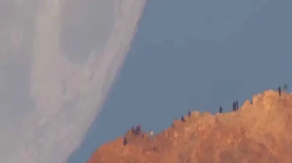 فیلم لحظه دیدن ماه پشت یک کوه آتشفشانی 