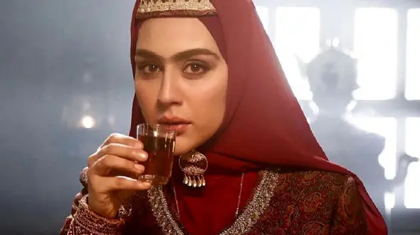 تیپ و چهره جدید «گلنار» سریال گیلدخت در پشت صحنه یک نمایش 