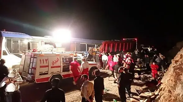 تصادف تریلر و اتوبوس در خرم آباد ۱۴ مصدوم و یک کشته برجای گذاشت