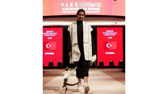 گربه‌ بازیگوش سن فشن مد را بهم ریخت+عکس