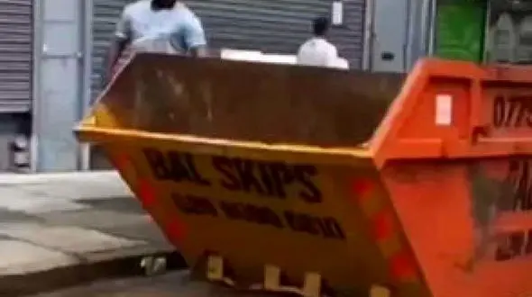 فیلم قدرت‌نمایی یک مرد وسط خیابان با وسایل سنگین