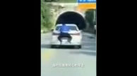 اقدام خطرناک پلیس برای متوقف کردن راننده فراری! + فیلم