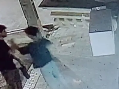 عکس لحظه قتل جوان دانشجو با چاقوی همکار18 ساله اش 