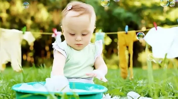 ترفندهایی برای پاک کردن  لکه‌های لباس کودکان