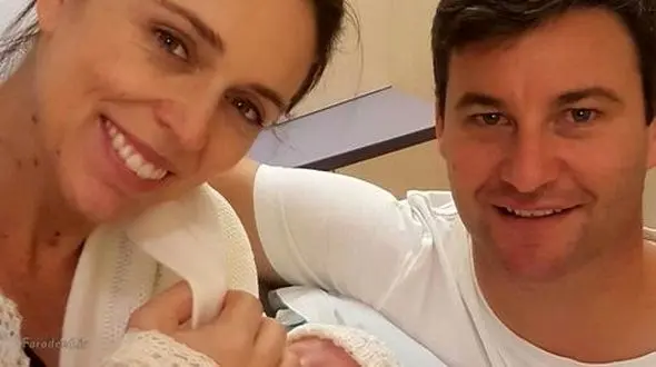 نخست‌وزیر نیوزیلند دختر به دنیا آورد+عکس