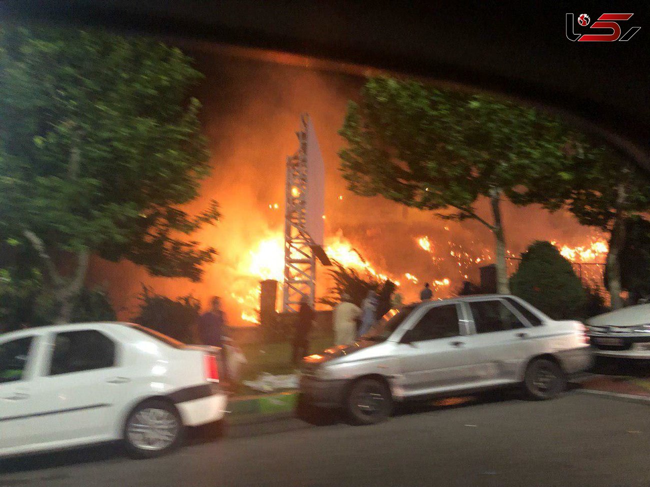 آتش سوزی در پایین گردنه لواسان به دلیل بی احتیاطی مسافران