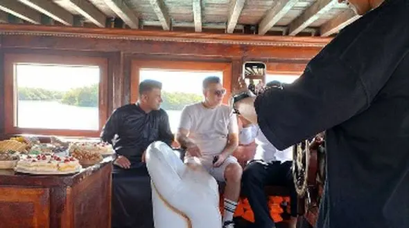 میزبانی بی کم و کاست و لاکچری کاپیتان معروف قشم از علی دایی در لنج اختصاصی‌اش/ از استقبال گرم جنوبی تا میز رنگارنگ غذا با میوه آرایی بی‌نظیر+فیلم