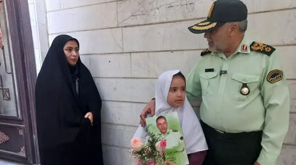 همراهی رئیس پلیس آگاهی فراجا با فرزند شهید حدادیان پور در اولین روز مدرسه