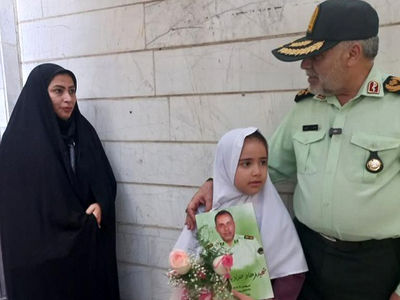 همراهی رئیس پلیس آگاهی فراجا با فرزند شهید حدادیان پور در اولین روز مدرسه