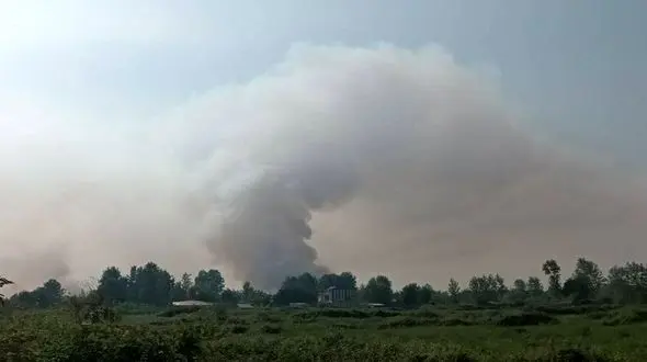 تالاب انزلی بار دیگر دچار آتش سوزی شد / اطفای حریق مشکل است 