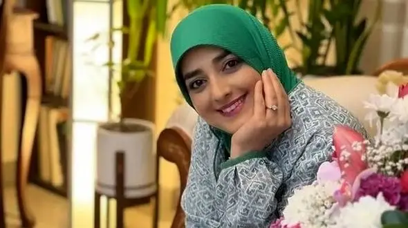 فیلم خلاقیت در کیک تولد ستاره سادات قطبی با بامیه و زولبیا و گوشفیل / حماسه خانم مجری در تولد رمضانی اش با کادوهای فوق لاکچری ایتالیایی و مارکدار 