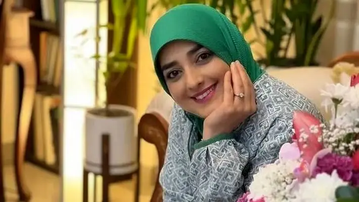 فیلم خلاقیت در کیک تولد ستاره سادات قطبی با بامیه و زولبیا و گوشفیل / حماسه خانم مجری در تولد رمضانی اش با کادوهای فوق لاکچری ایتالیایی و مارکدار