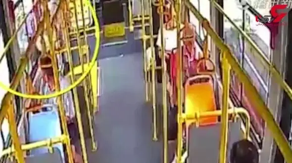 حرکت مرگبار مسافر اتوبوس وسط خیابان! +تصویر