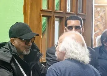 یادی کنیم از حضور رضا عطاران با بادیگارد در مراسم ختم پدرش/ دیزاین تجملاتی میز عزای پدر رضا عطاران مزین به گل و شمع