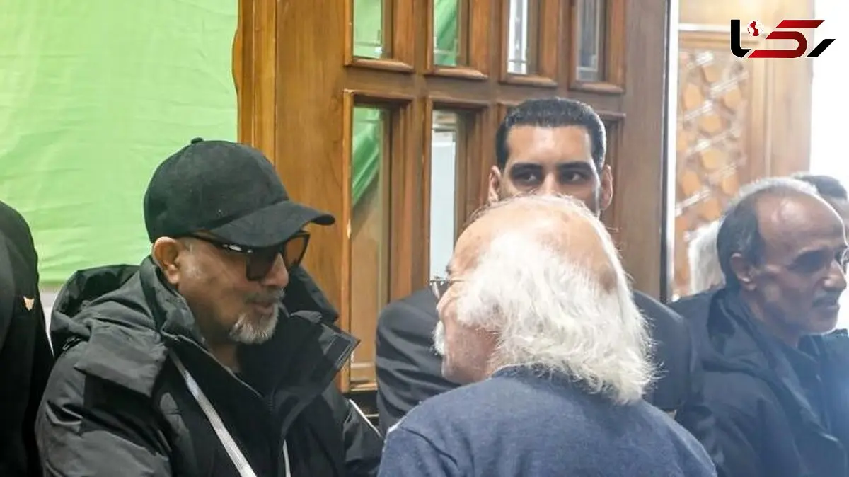 یادی کنیم از حضور رضا عطاران با بادیگارد در مراسم ختم پدرش/ دیزاین تجملاتی میز عزای پدر رضا عطاران مزین به گل و شمع