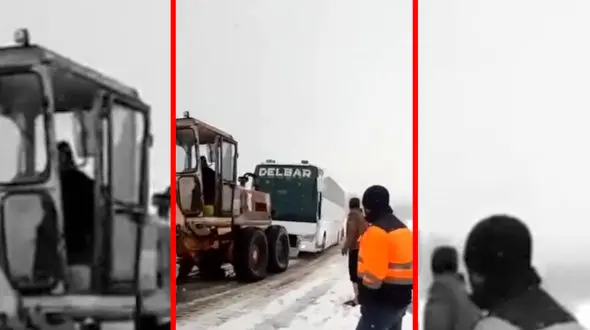 فیلم تلاش راهداران آذربایجان شرقی برای نجات اتوبوس در برف