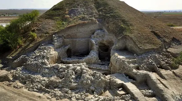 کشف مجسمه های جالب در گودال آیینی / عکس