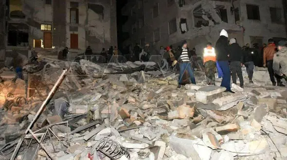 ببینید / لحظه زنده بیرون آمدن کودک از میان آوار یک خانه در گلستان + فیلم