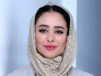 استایل ترندی الناز حبیبی با خاص ترین کیفی که دیده اید! / الناز حبیبی جسورانه  و خوش تیپ ظاهر شد!