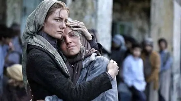 استایل بحث‌برانگیز آیدا ماهیانی، ستاره سریال خاتون، در مراسم رونمایی کتاب پیمان معادی / کژوال افراطی یا شلخته هنری؟