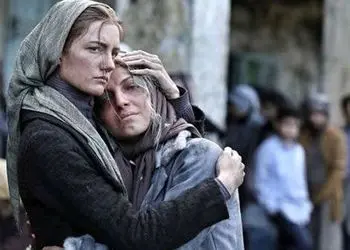 استایل بحث‌برانگیز آیدا ماهیانی، ستاره سریال خاتون، در مراسم رونمایی کتاب پیمان معادی / کژوال افراطی یا شلخته هنری؟ / دیسکاور