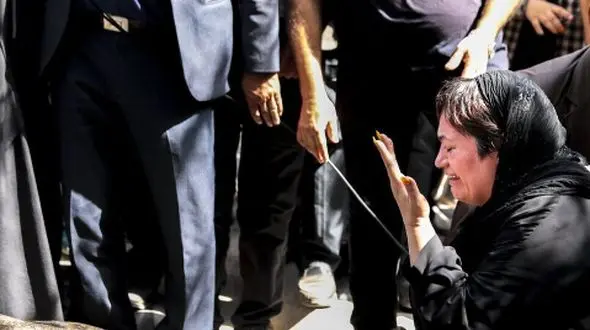 نگاهی به چهره غمزده و چشمان گریان دختران بازیگران مشهور در مراسم خاکسپاری پدرانشان؛ از ستاره دختر آتیلا پسیانی تا هانا دختر حسام محمودی و آوا دختر حسن جوهرچی+ عکس