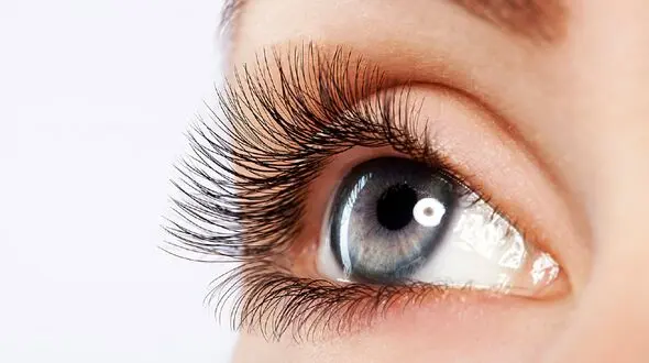 مراقبت از چشم ها هنگام آرایش اهمیت دارد/خانم ها بخوانند