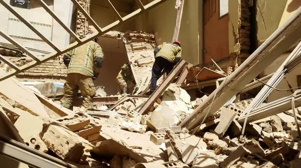 حادثه هولناک در پیروزی/ یک کشته و 2 مصدوم در ریزش ساختمان مسکونی