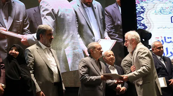 خیرین مدرسه‌ساز تکریم شدند؛ رئیس‌جمهور نیکوکاران را غافلگیر کرد
