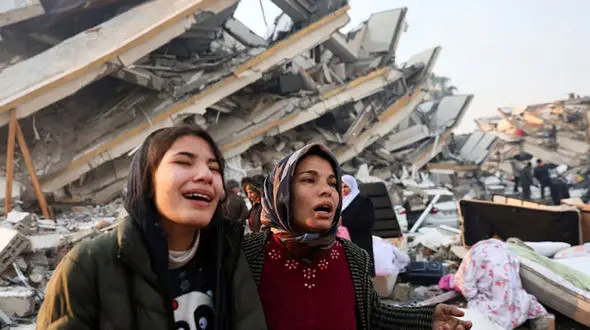 این آغوش جذاب ترین مرد سینما جهانی شد / حتما او را می شناسید!