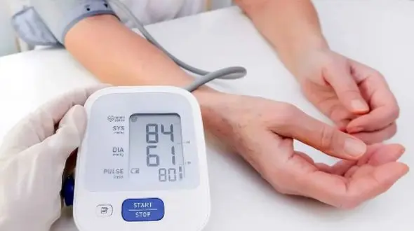 راهکارهای خانگی موثر برای درمان افت فشار هنگام ایستادن