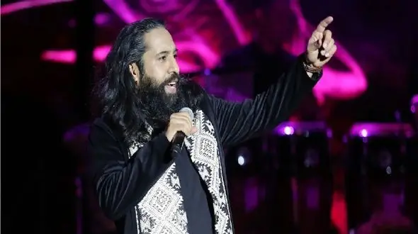 فیلم آواز احساسی/دریا اولین عشق منو بردی رو روزبه جوری میخونه که کل کنسرت رو به وجد میاره 