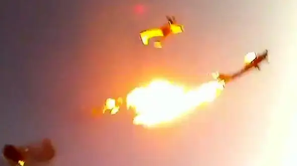 لحظه برخورد دو هواپیما در آسمان / مسافران با چتر نجات بیرون پریدند !+ فیلم