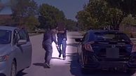 فیلم لحظه حمله با تبر به پلیس / شلیک مرگبار پلیس برای نجات جانش / ببینید