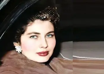 عکس سفر به ایام قدیم سال 1332 /  گردش ثریا پهلوی زن دوم شاه تو کوچه خیابون های رودهن