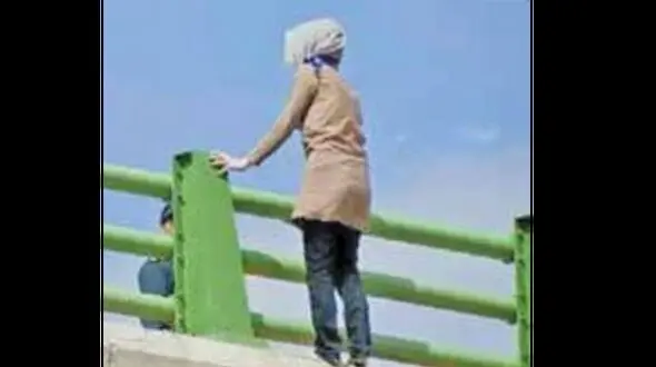 خودکشی دختر 17 سال از بالای پل در شیراز / پلیس فرشته نجات شد + جزییات